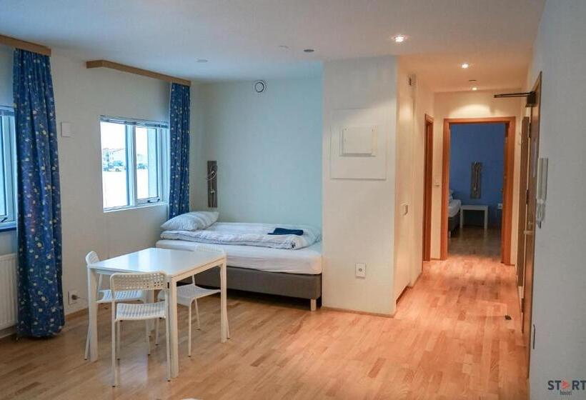 اتاق خانوادگی, Start Keflavik Airport