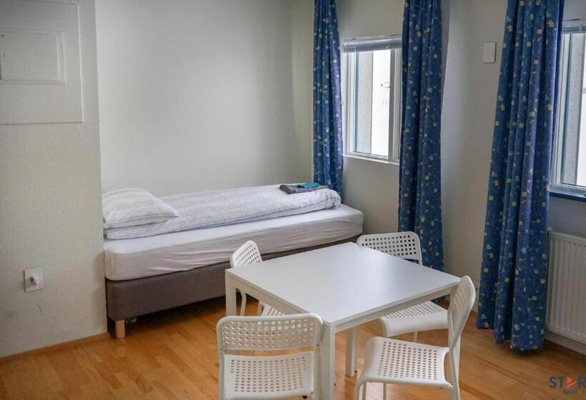 اتاق استاندارد سه نفره, Start Keflavik Airport