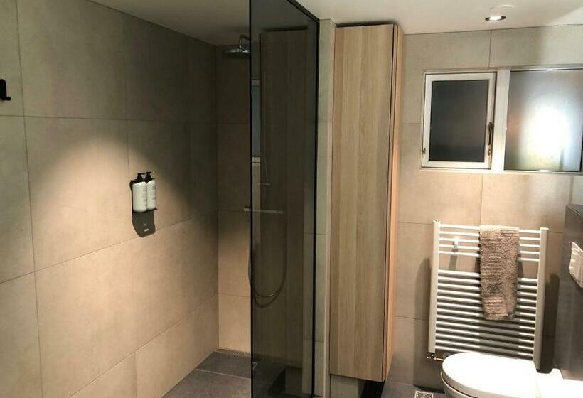 اتاق استاندارد با سرویس بهداشتی مشترک, A. Bernhard Guest House