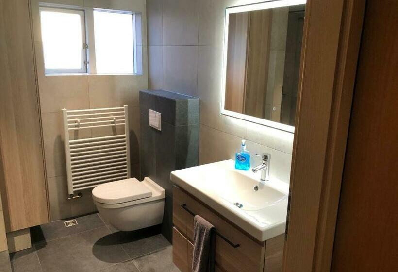 اتاق استاندارد با سرویس بهداشتی مشترک, A. Bernhard Guest House