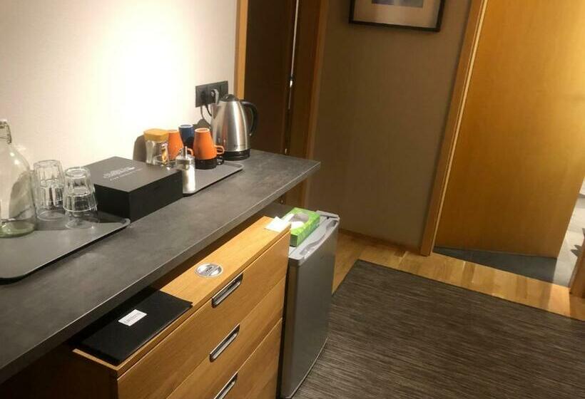 اتاق استاندارد با سرویس بهداشتی مشترک, A. Bernhard Guest House