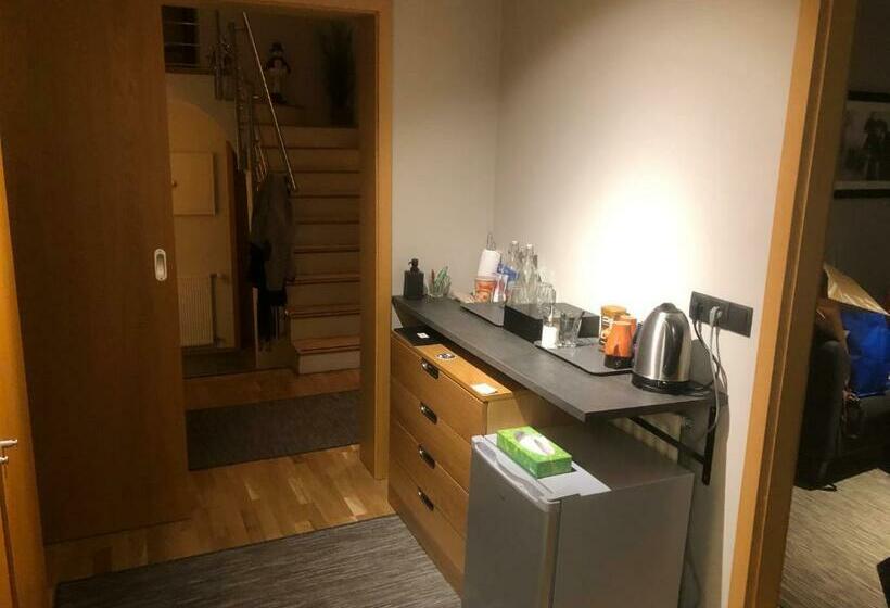 اتاق استاندارد با سرویس بهداشتی مشترک, A. Bernhard Guest House