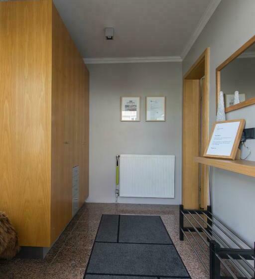 اتاق استاندارد با سرویس بهداشتی مشترک, A. Bernhard Guest House