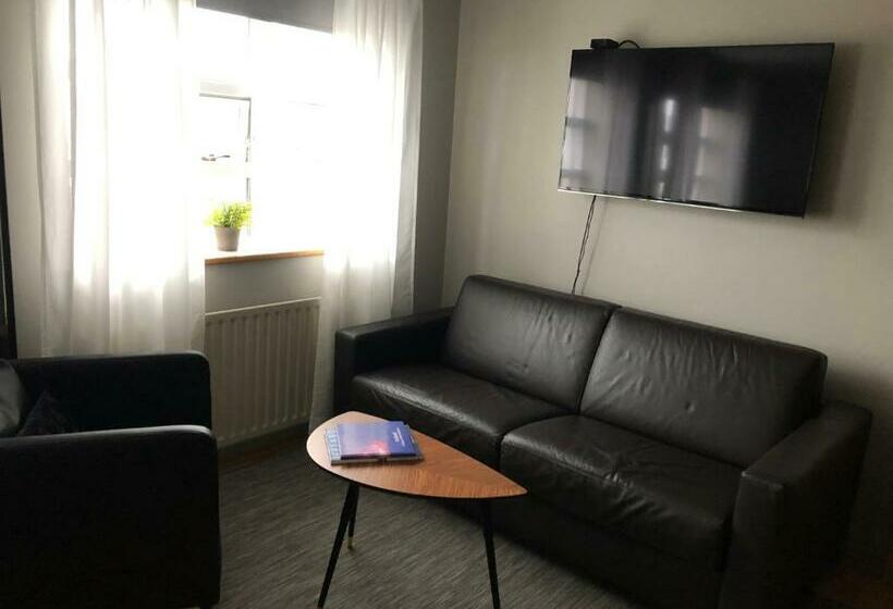 اتاق استاندارد با سرویس بهداشتی مشترک, A. Bernhard Guest House