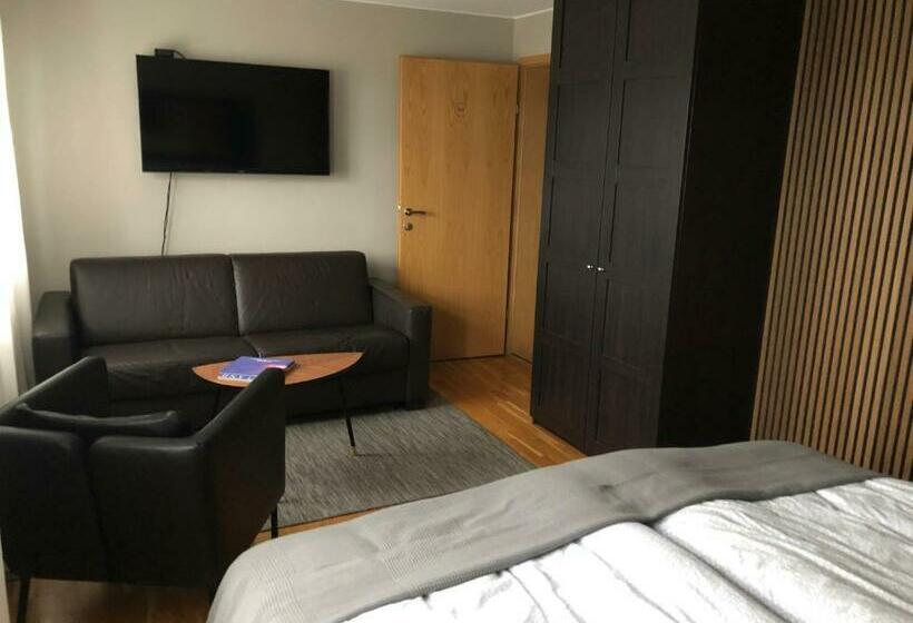 اتاق استاندارد با سرویس بهداشتی مشترک, A. Bernhard Guest House