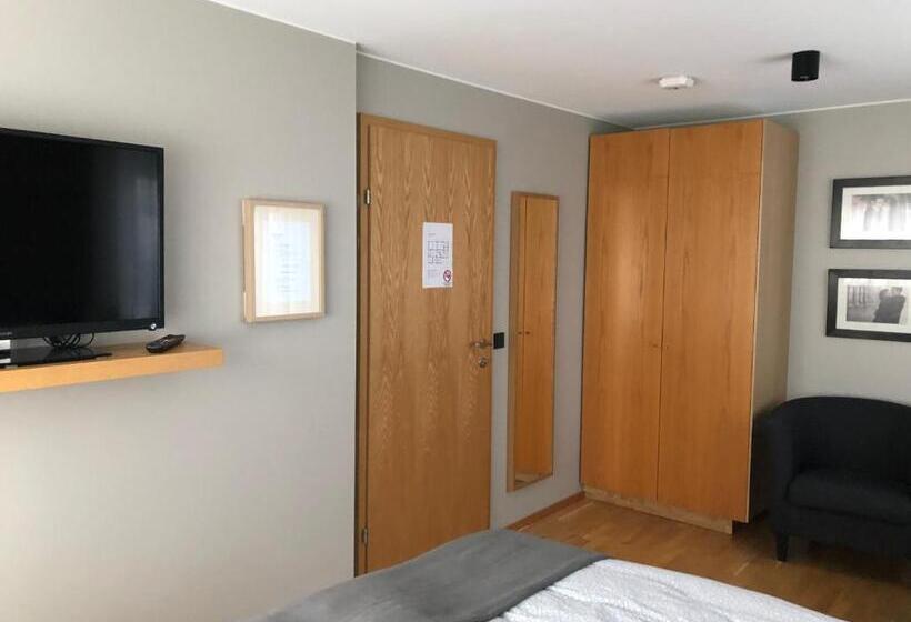 اتاق استاندارد با سرویس بهداشتی مشترک, A. Bernhard Guest House