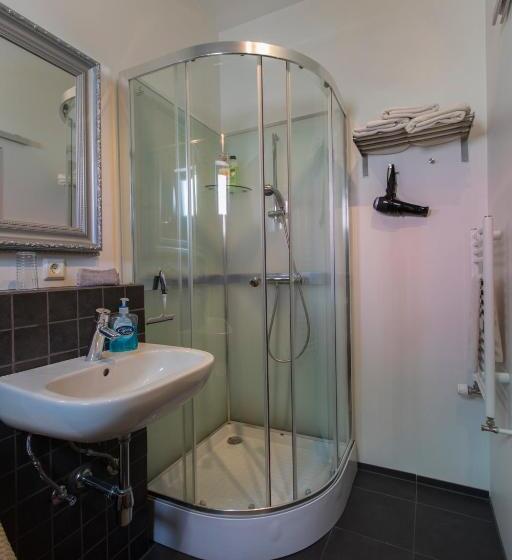 استودیوی استاندارد, A. Bernhard Guest House