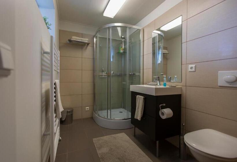 اتاق استاندارد, A. Bernhard Guest House