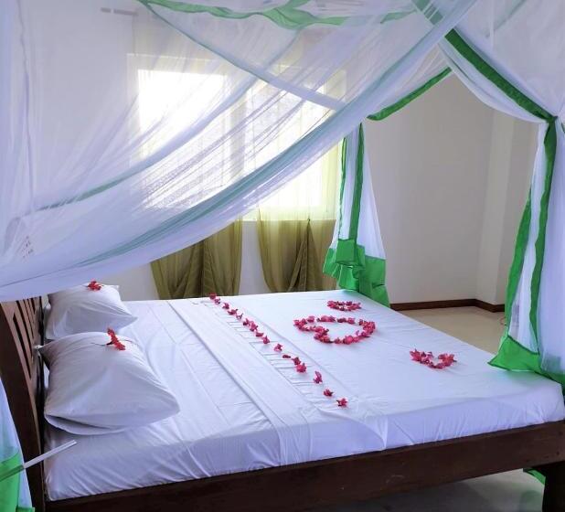 اتاق لوکس با تخت بزرگ, Simba House