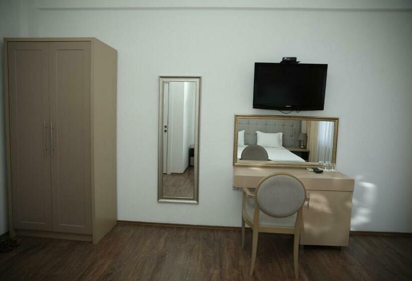 اتاق استاندارد با بالکن, Cleon