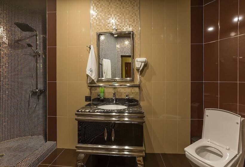 수피리어 스위트, Green Palace