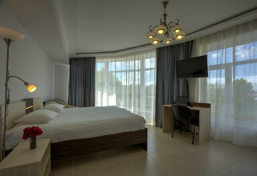 سوییت با چشم‌انداز باغ, Green Yard