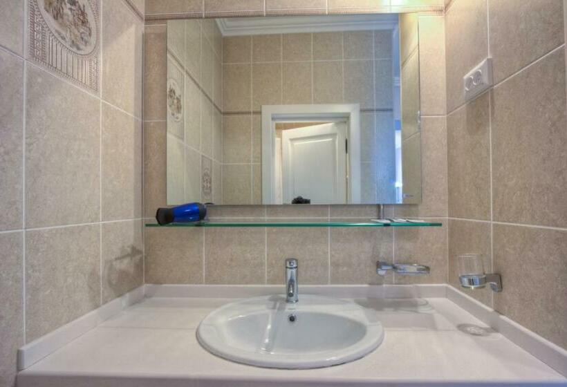 Deluxe Room Mountain View, Green Yard