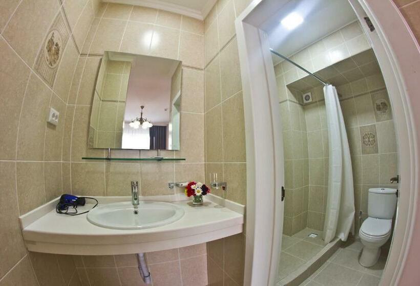 سوییت با چشم‌انداز باغ, Green Yard