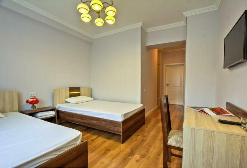 Deluxe Room Mountain View, Green Yard