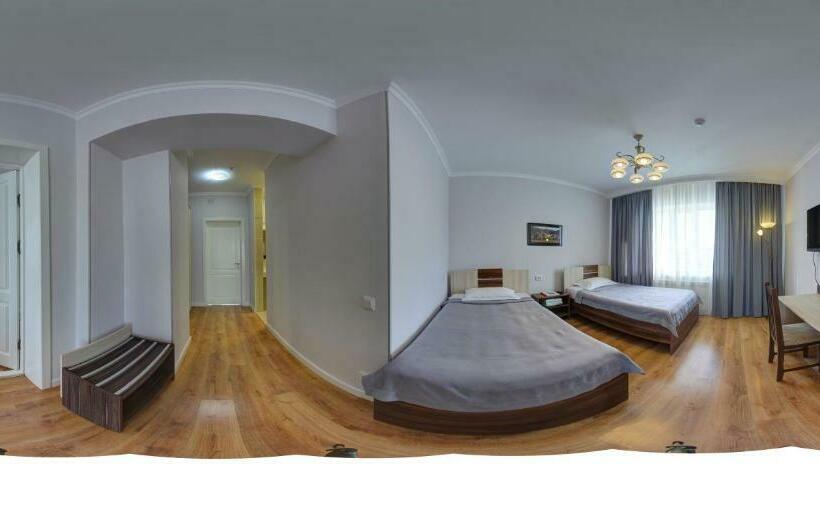 Deluxe Room Mountain View, Green Yard