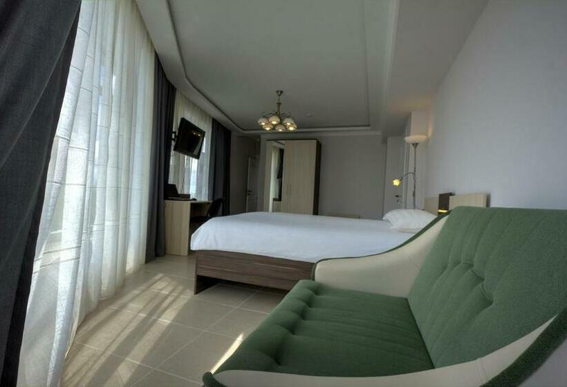 سوییت با چشم‌انداز باغ, Green Yard