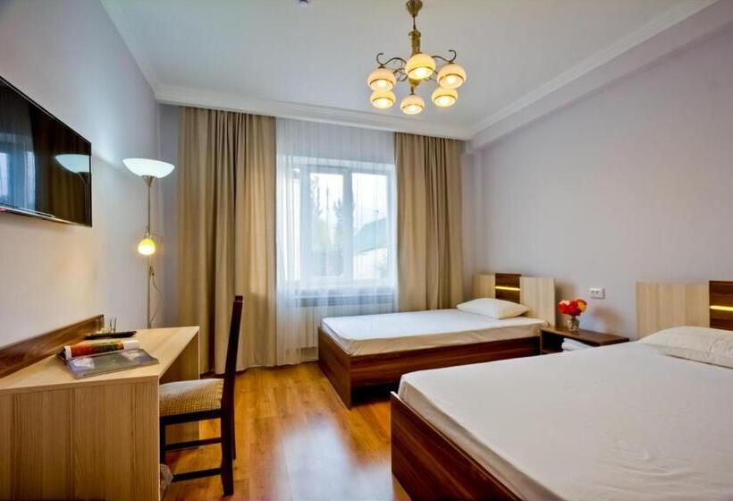 Deluxe Room Mountain View, Green Yard