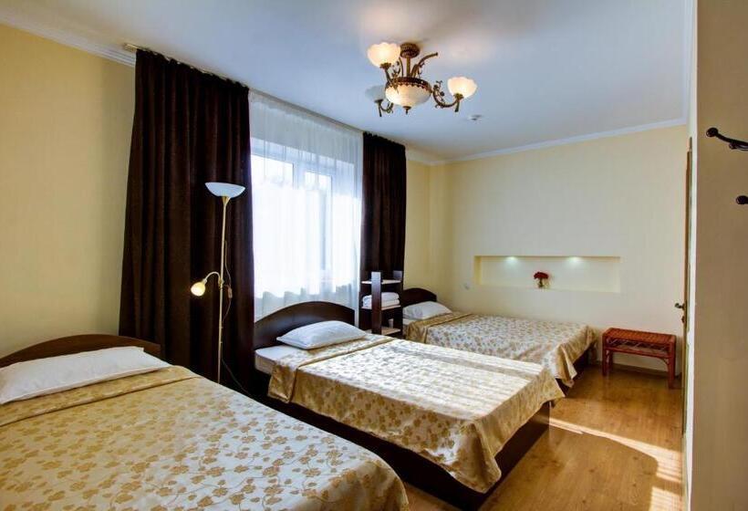 Deluxe Room Mountain View, Green Yard