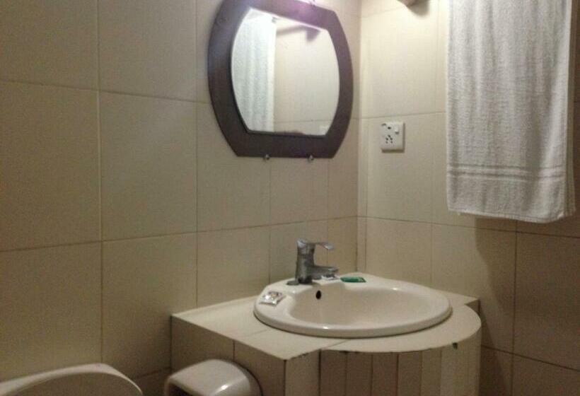 اتاق لوکس, Red Chillies Restaurant And Guest House