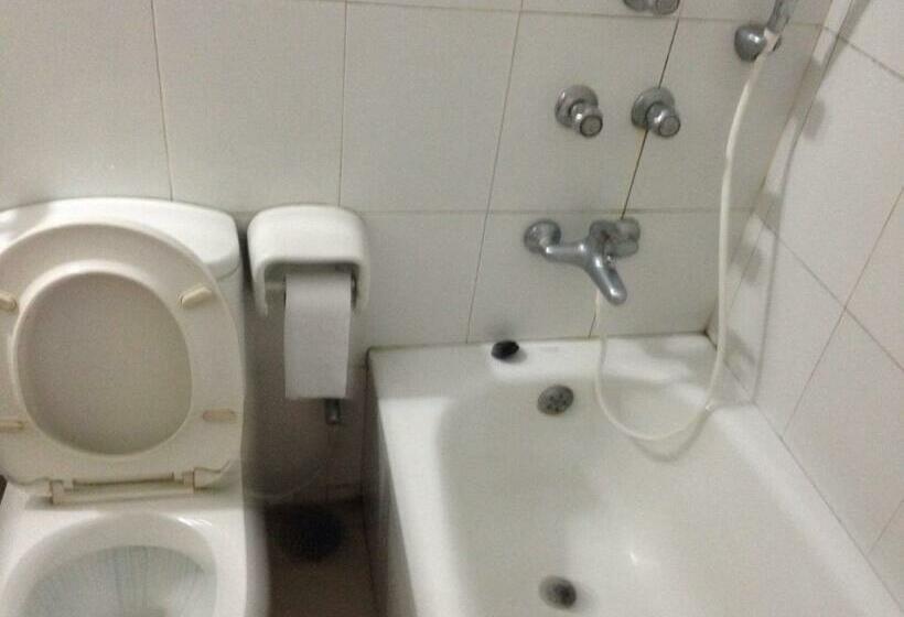 اتاق لوکس, Red Chillies Restaurant And Guest House