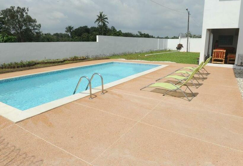 سوییت با چشم‌انداز استخر, Residence Helios