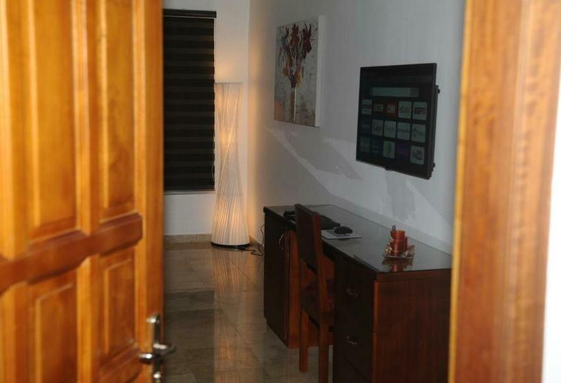 سوییت با چشم‌انداز استخر, Residence Helios