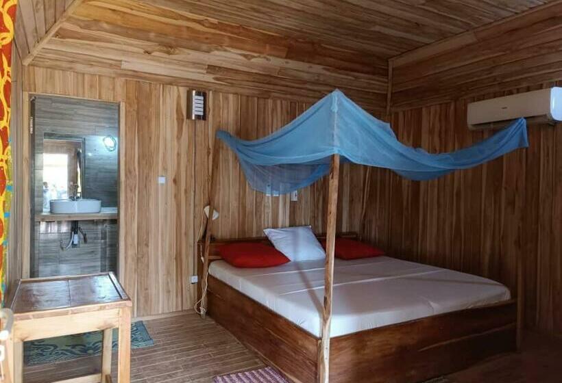 بانگلوی سوپریور, Restaurant Chez Theo