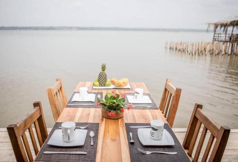 بانگلوی استاندارد, Restaurant Chez Theo