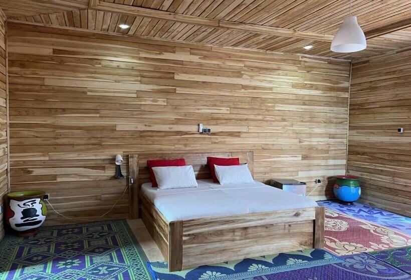 بانگلوی استاندارد, Restaurant Chez Theo