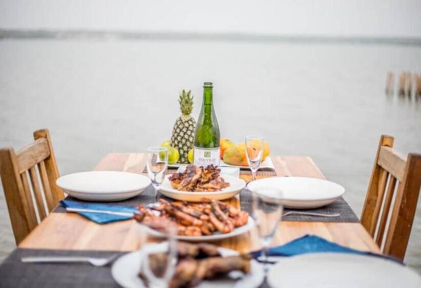 بانگلوی استاندارد, Restaurant Chez Theo