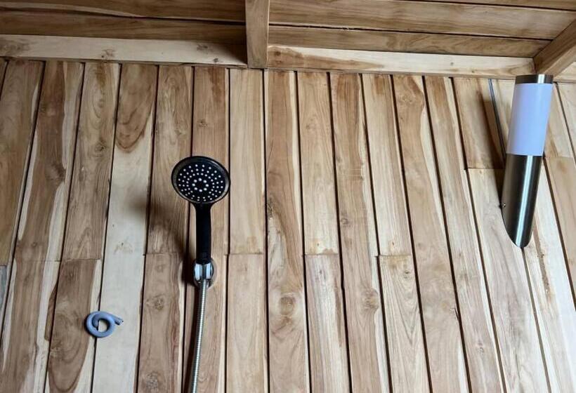 بانگلوی استاندارد, Restaurant Chez Theo