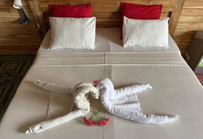 بانگلوی استاندارد, Restaurant Chez Theo