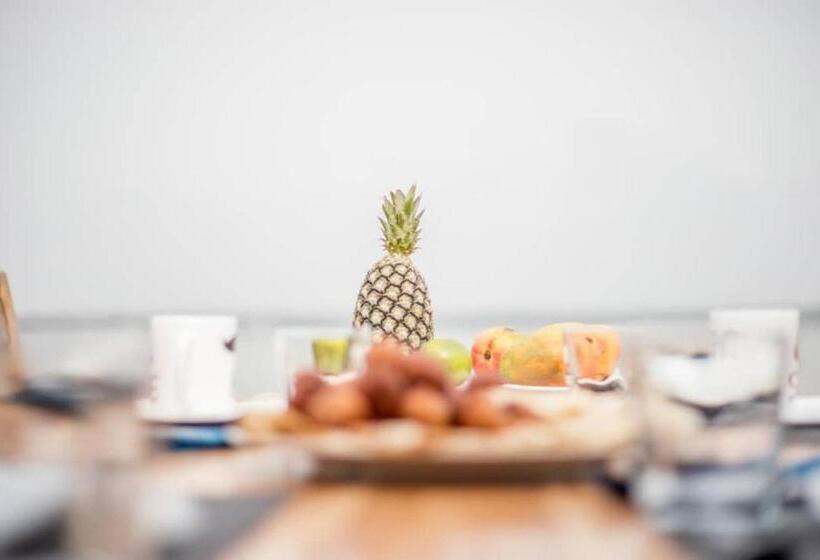 بانگلوی استاندارد, Restaurant Chez Theo