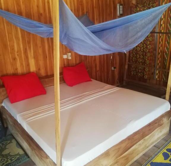 بانگلوی سوپریور, Restaurant Chez Theo