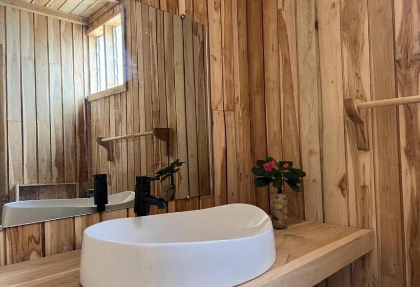 بانگلوی سوپریور, Restaurant Chez Theo