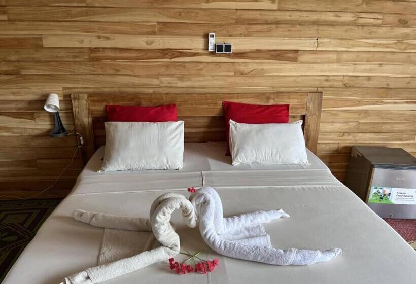 بانگلوی سوپریور, Restaurant Chez Theo