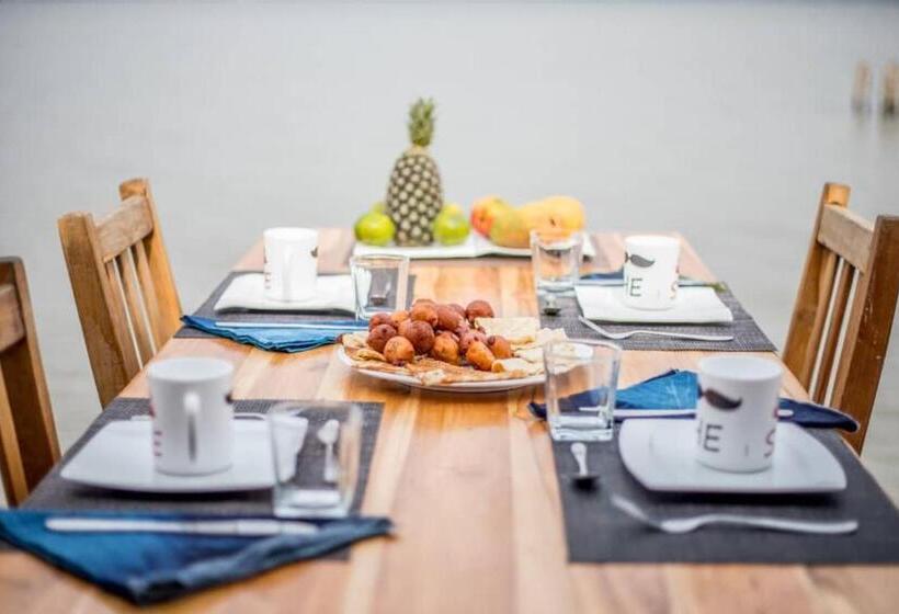 بانگلوی سوپریور, Restaurant Chez Theo