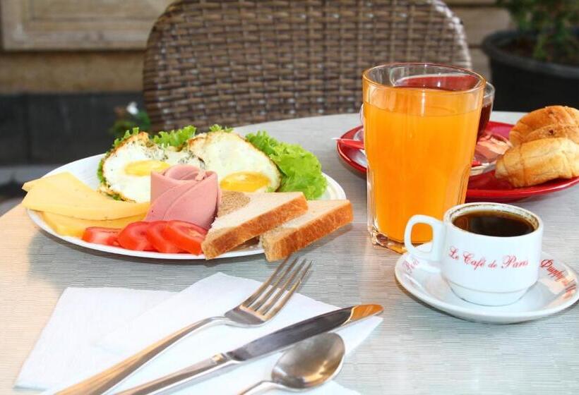 高级三人间, Mga Hostel & Tours