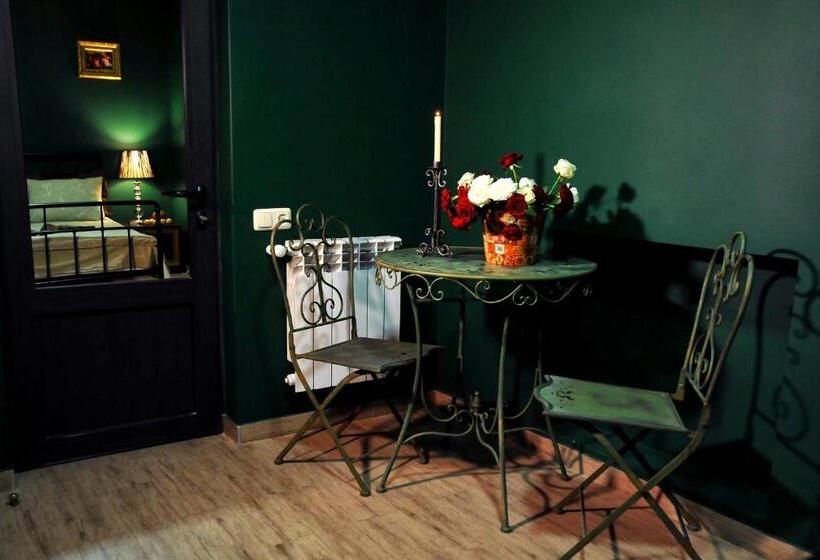 高级三人间, Mga Hostel & Tours