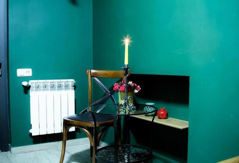 高级三人间, Mga Hostel & Tours