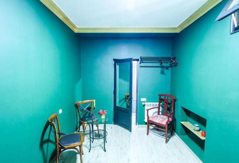 高级三人间, Mga Hostel & Tours