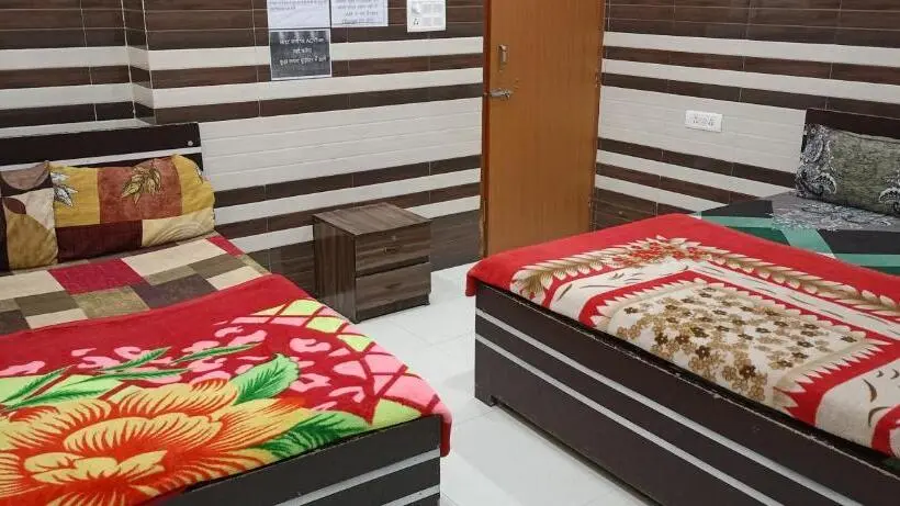 スタンダードトリプルルーム, New Gayatri Palace Near Prem Mandir