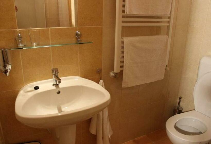 חדר סטנדרט לשלושה, Alice Vendégház