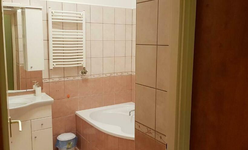 דירת חדר, Alice Vendégház