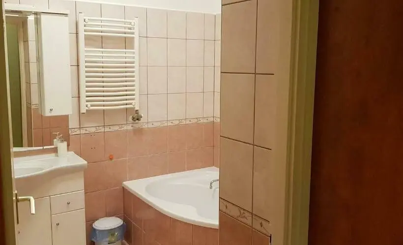 Huoneisto 1 Makuuhuone, Alice Vendégház