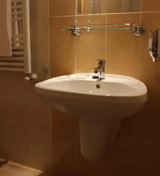Standard Neljän Hengen Huone, Alice Vendégház