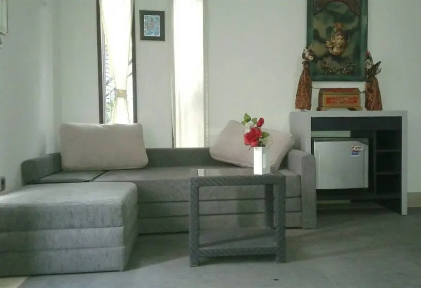ファミリールーム, Villa Rumah Putih Abu Abu