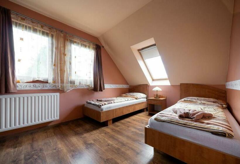 آپارتمان 4 خوابه, Szenti Vendégház