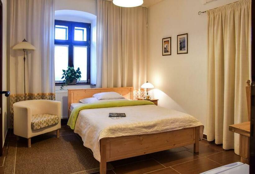 غرفة قياسية فردية, Szin Es Vendeghaz